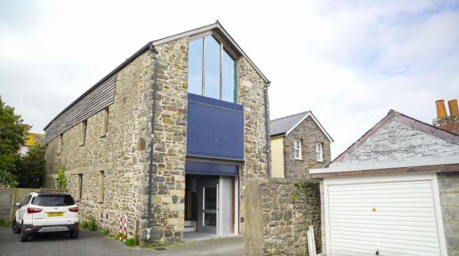 3 bed property, in Storws Fawr, £350,000