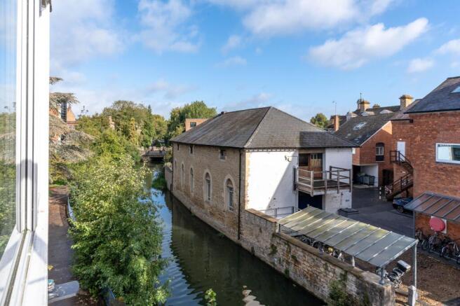2 bed property, in Lower Fisher Row, £400,000
