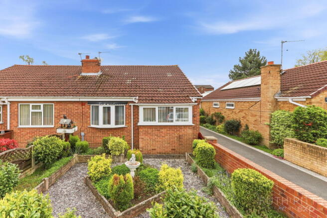 2 bed property, in Heather Close, £200,000