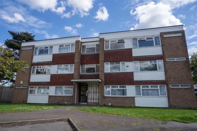 2 bed property, in Stratford Road, £152,000
