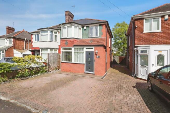 3 bed property, in Chipperfield Road, £230,000