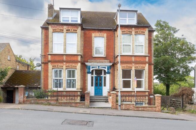 2 bed property, in Approach Road, £150,000