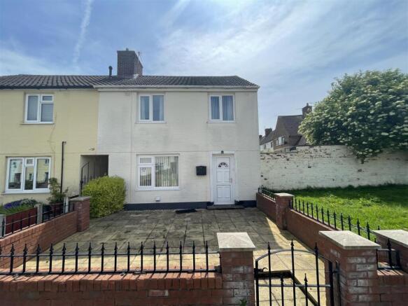 2 bed property, in Ganneys Meadow Road, £120,000