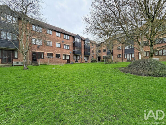 1 bed property, in Haslers Lane, £149,500
