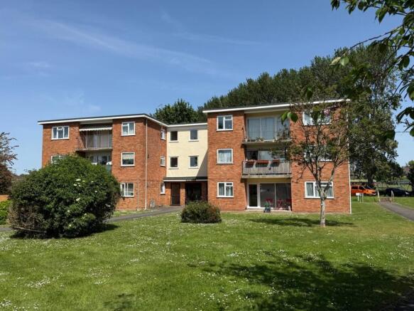 2 bed property, in Pembroke Close, £169,995