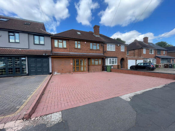 5 bed property, in Castle Lane, £475,000
