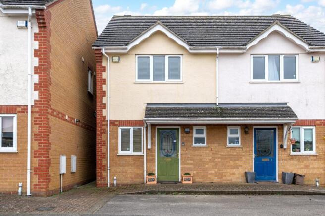 2 bed property, in Evans Close, £300,000