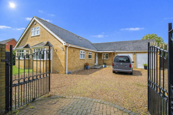 4 bed property, in Kingsdon Lane, £850,000