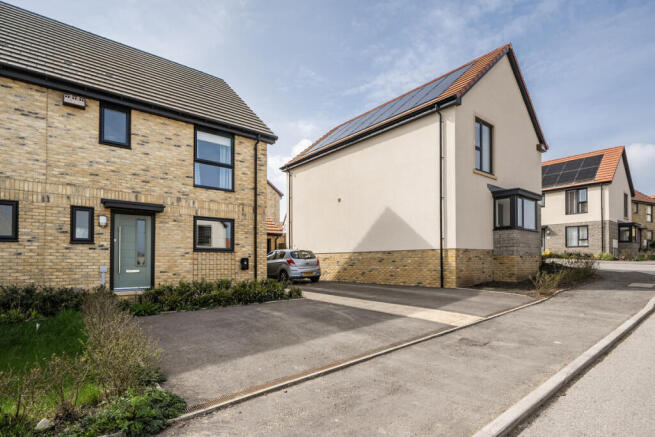 3 bed property, in Oakley Way, £325,000