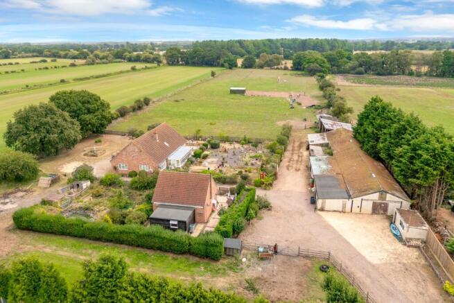 4 bed property, in New Lane, £675,000