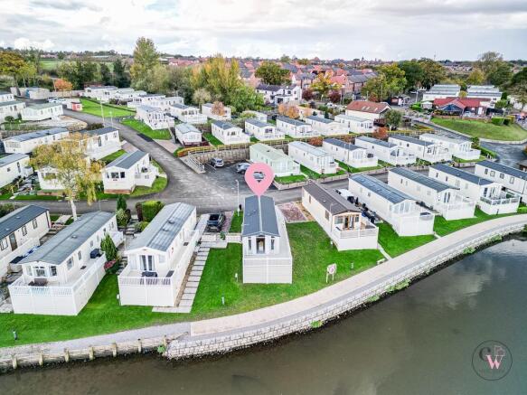 2 bed property, in Lakeside Caravan Park, £70,000