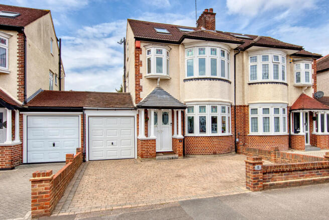 4 bed property, in Cadogan Gardens, £1,100,000