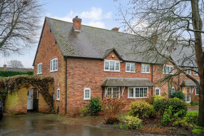 5 bed property, in Bridge End, £795,000