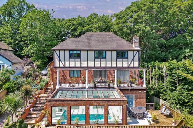 5 bed property, in Stonestile Lane, £850,000
