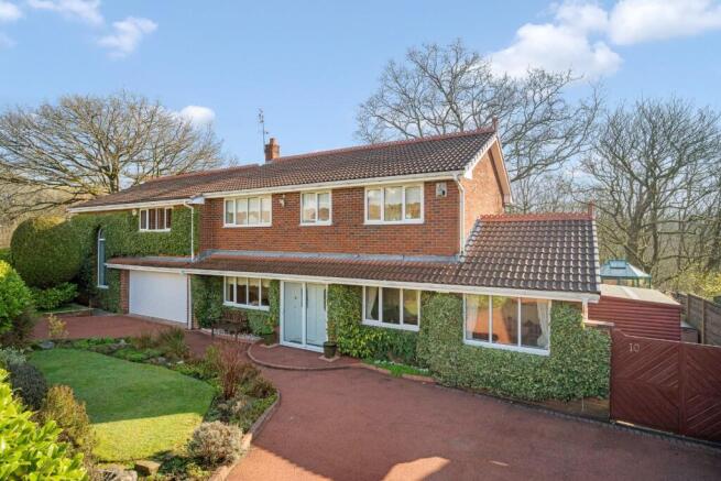 4 bed property, in Long Meadow, £725,000