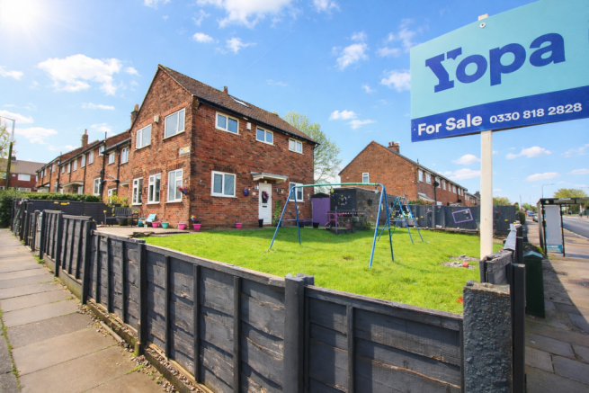 3 bed property, in Whins Avenue, £210,000