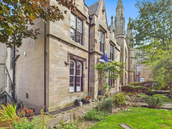 5 bed property, in High Street, £295,000