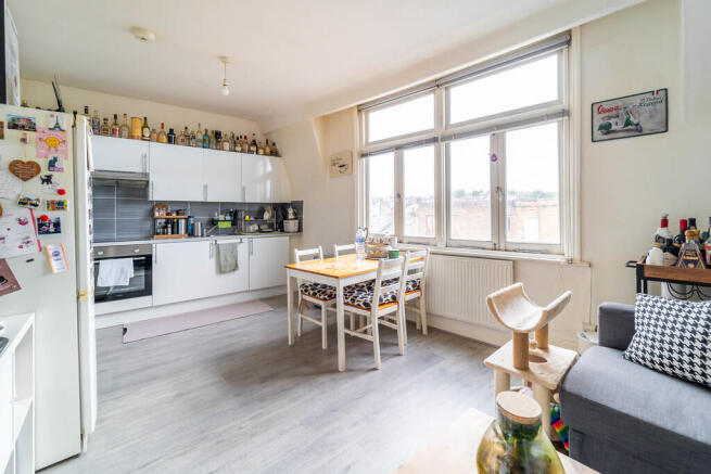 2 bed property, in Middle Lane, £425,000
