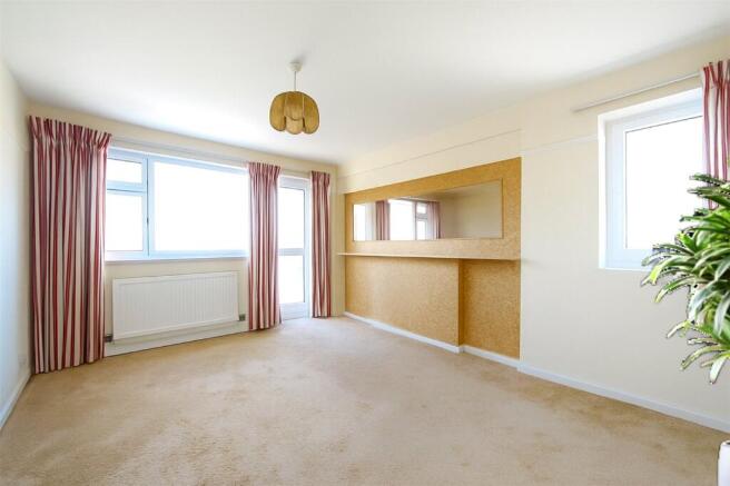 2 bed property, in Battersea High Street, £350,000