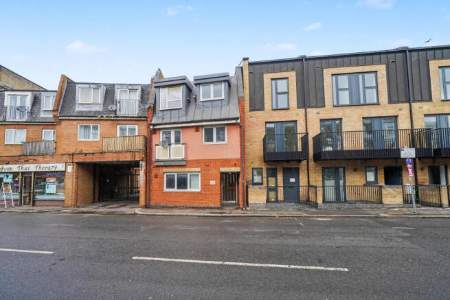 1 bed property, in Coombe Road, £130,000