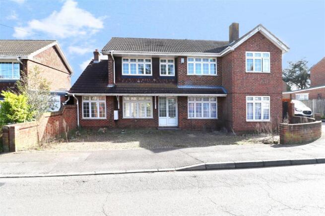 5 bed property, in Rochester Crescent, £550,000