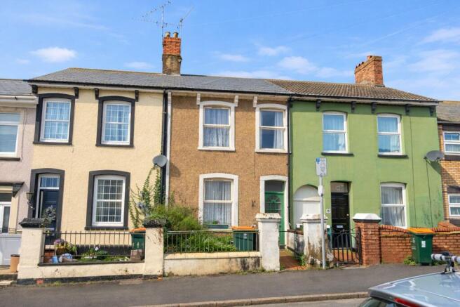 3 bed property, in Victoria Avenue, £130,000