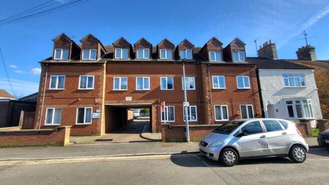 2 bed property, in Cecil Pacey Court, £100,000