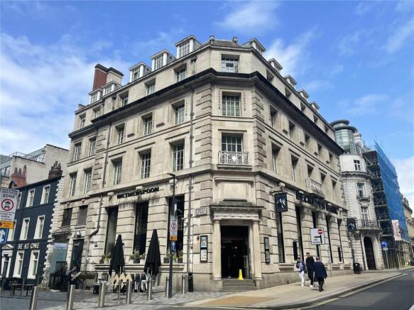 2 bed property, in Park Row Apartments, £225,000