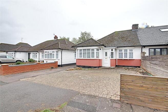 2 bed property, in Fairacres Close, £625,000