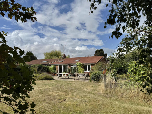 2 bed property, in Nailsbourne, £400,000