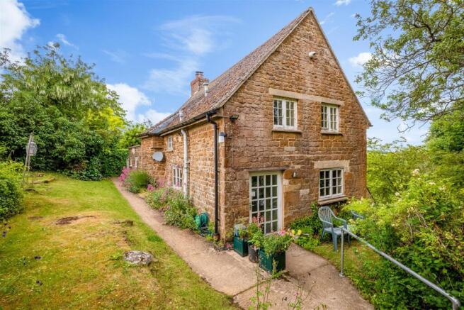 2 bed property, in Chapel Hill, £500,000