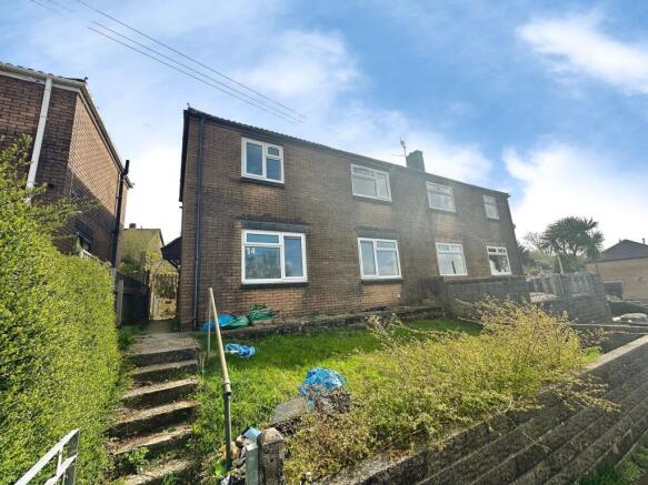 3 bed property, in Heol Dewi Sant, £135,000
