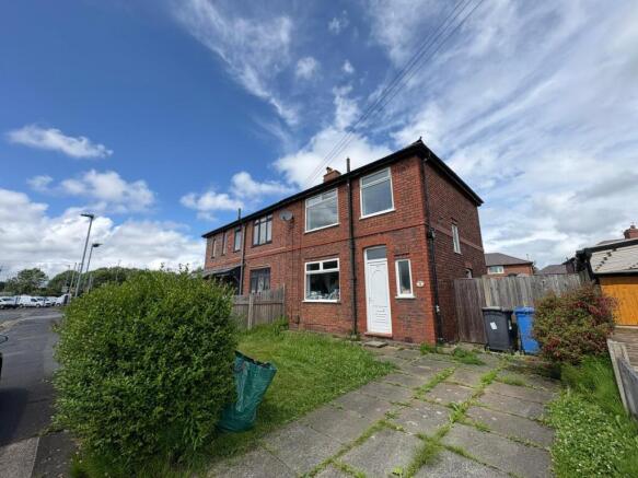 2 bed property, in Hawthorne Avenue, £180,000