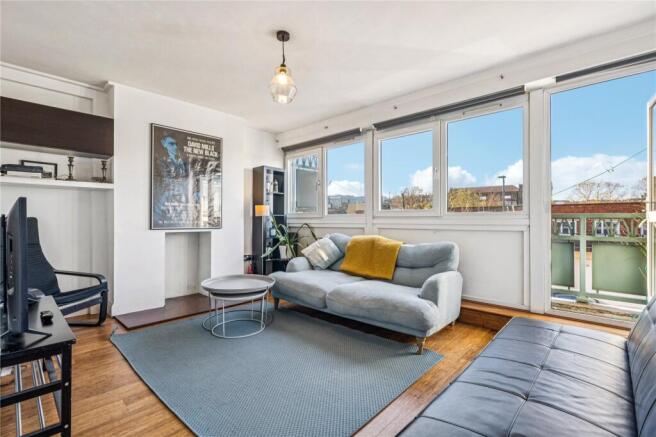 2 bed property, in Caledonian Road, £350,000