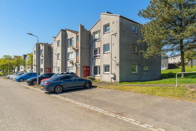 2 bed property, in Lomond Grove, £65,000