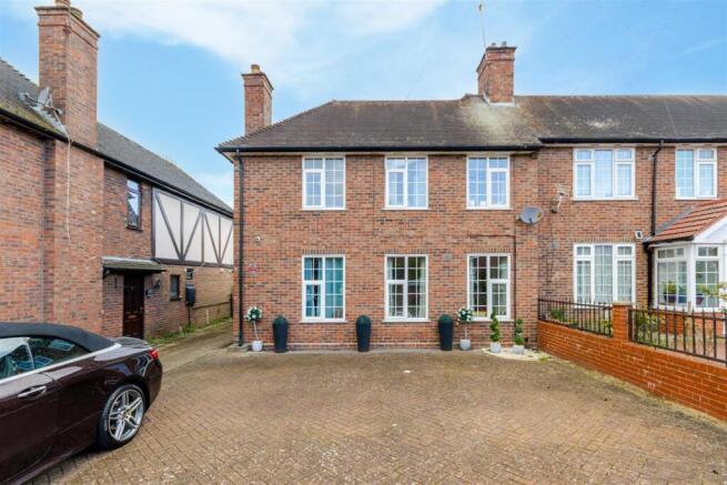 3 bed property, in Addison Way, £600,000