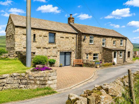 4 bed property, in Lowgate, £550,000