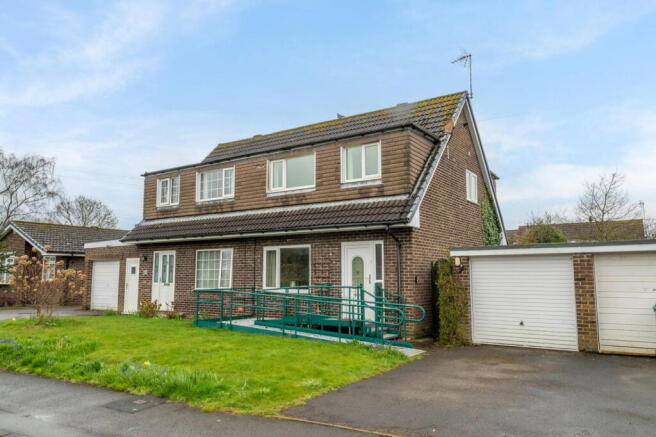 3 bed property, in Pasture Close, £290,000