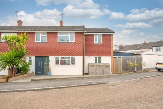 4 bed property, in Mandeville Road, £600,000