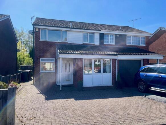 3 bed property, in Great Hall Close, £240,000