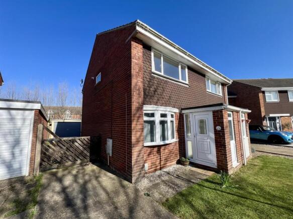 2 bed property, in Compton Close, £280,000