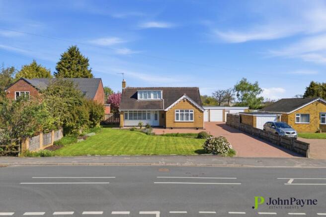 4 bed property, in Upper Eastern Green Lane, £550,000