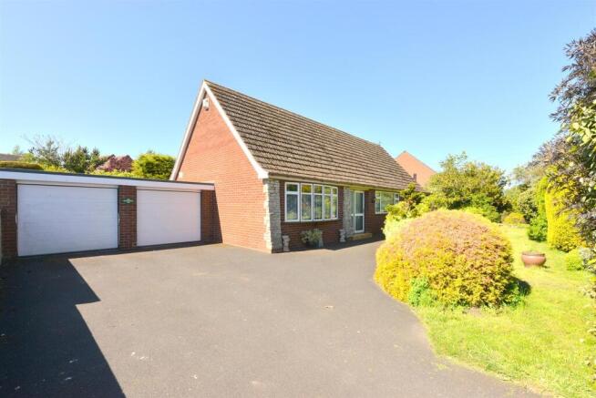 4 bed property, in Cross Houses, £495,000