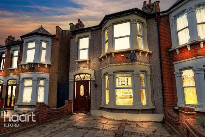 3 bed property, in Holmwood Road, £475,000