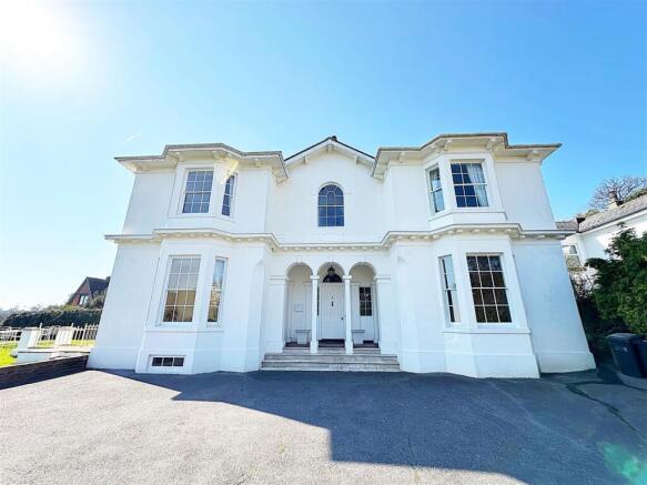 4 bed property, in Glencarnock Close, £910,000