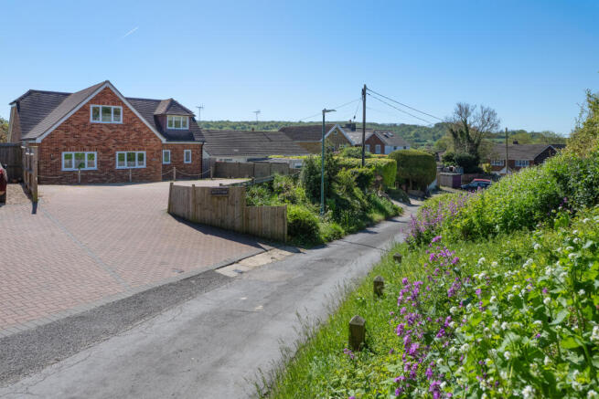 5 bed property, in Pilgrims Lane, £600,000