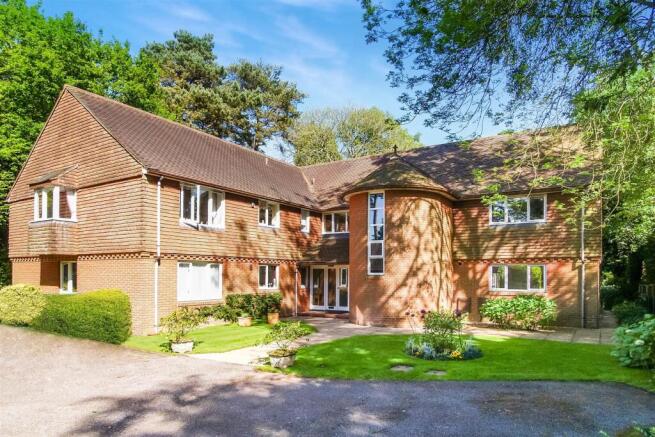 2 bed property, in Grayswood Road, £285,000
