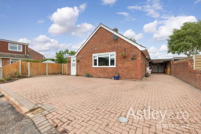 4 bed property, in Raymond Close, £325,000