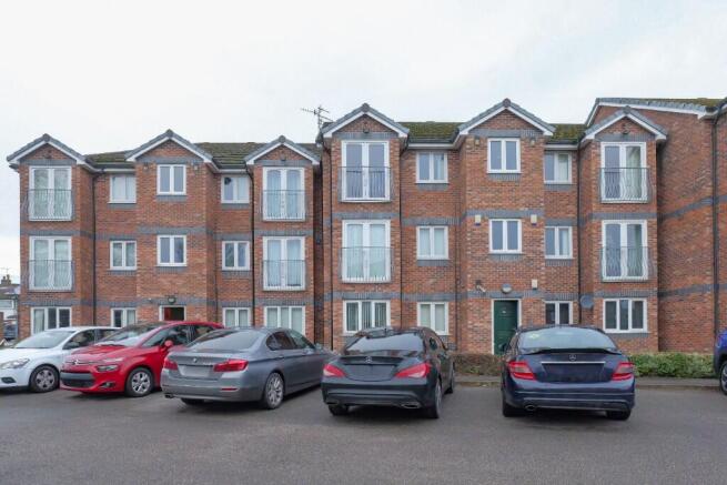 2 bed property, in Shaw Lane, £93,000