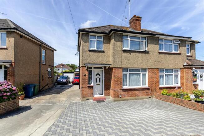 3 bed property, in Chatsworth Gardens, £600,000
